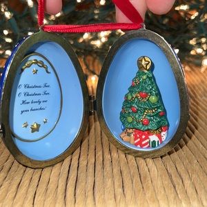 Hallmark Vintage Ornament- EC SFH Beautiful detail